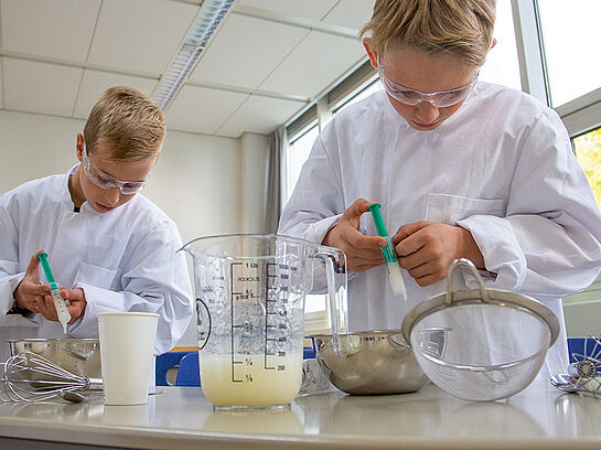 Kinderhochschule: Molekulare Küche – Softgetränke in Kugelform