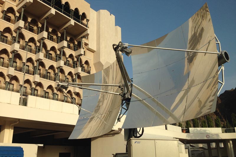 Kollektor vor einem Hotel-Gebäude im Oman 