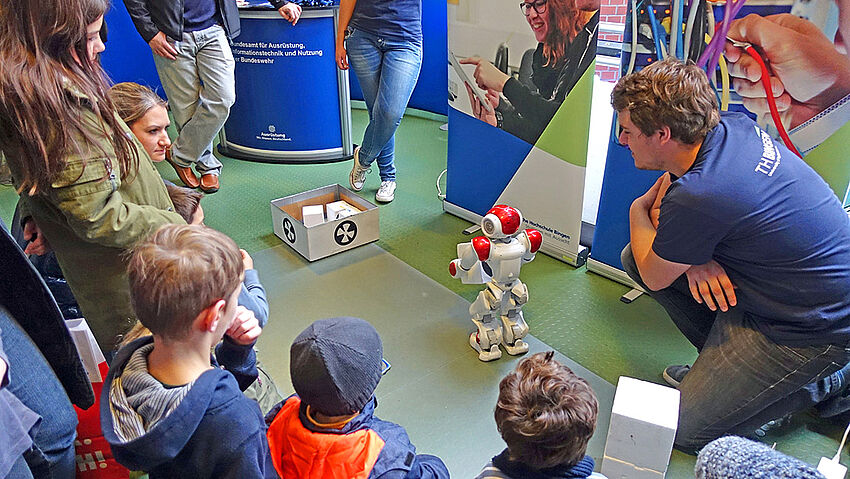 „NAO“ bis in die Nacht im Einsatz „NAO“ bis in die Nacht im Einsatz