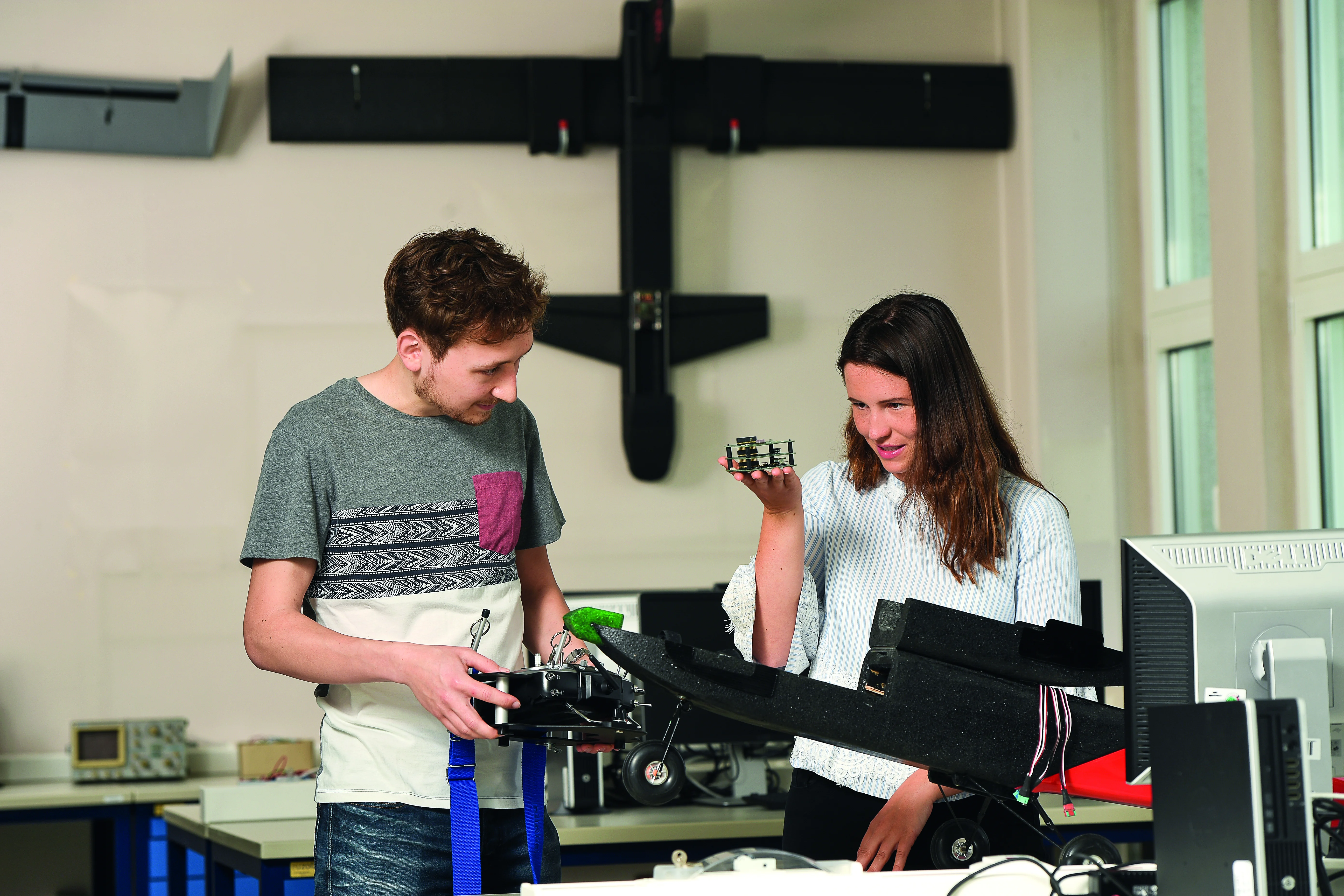 Ein Student und eine Studentin arbeiten mit einer Drohne