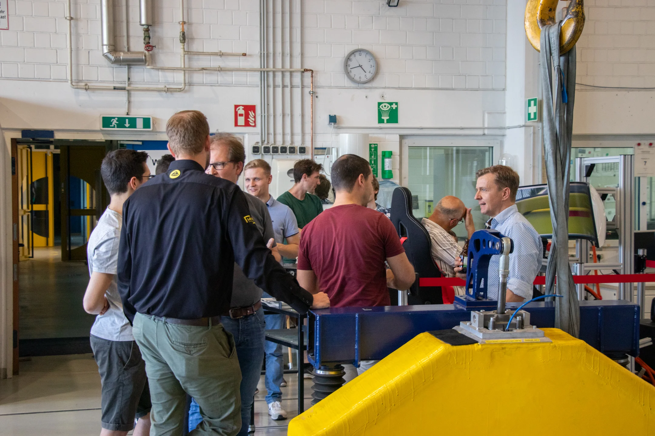 Besucher des Netzwerktreffens im Fahrzeuglabor der Technischen Hochschule Bingen 