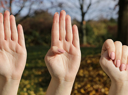 Ein Handzeichen für Hilfe in Notlagen – Gewalt gegen Frauen geht uns alle an!