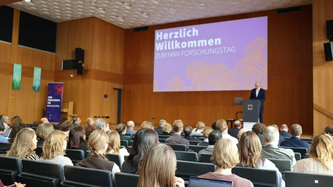 Aula mit Publikum, Begrüßung durch den Präsidenten