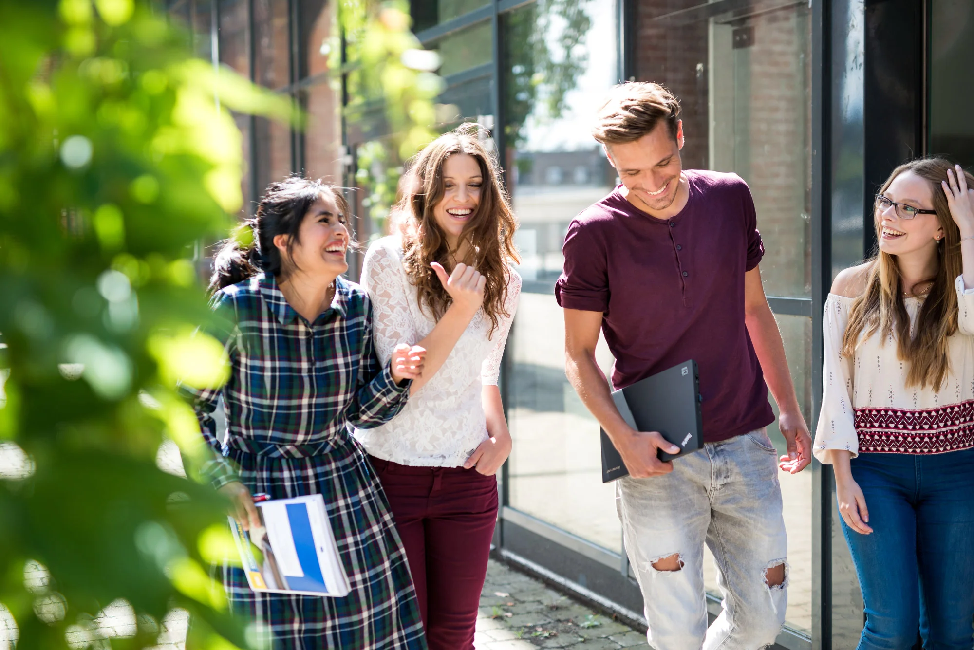 Studierende aus verschiedenen Ländern auf dem Campus