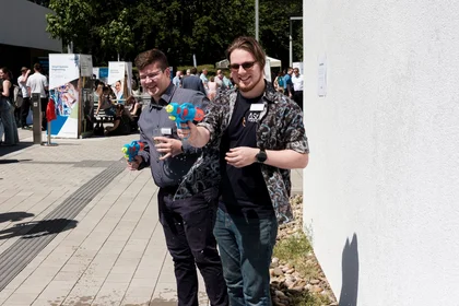 Zwei Studenten mit Wasserpistolen