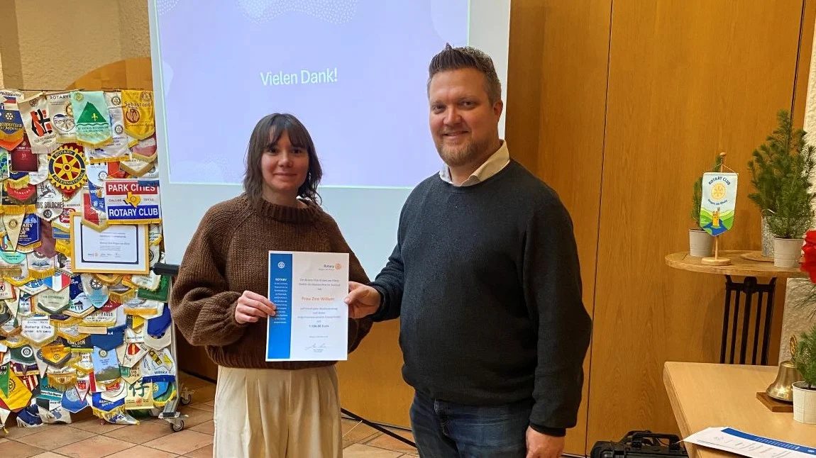 Zoe Willet hält die Urkunde und Rotary-Präsident Nico Seidel