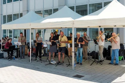 Eine Band spielt unter Pavillonzelten
