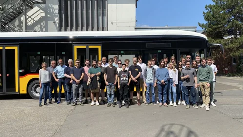 Exkursionsgruppe vor dem E-Bus