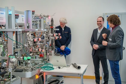 Prof. Dr. Bernhard Seyfang erläutert Minister Hoch die Modellfabrik