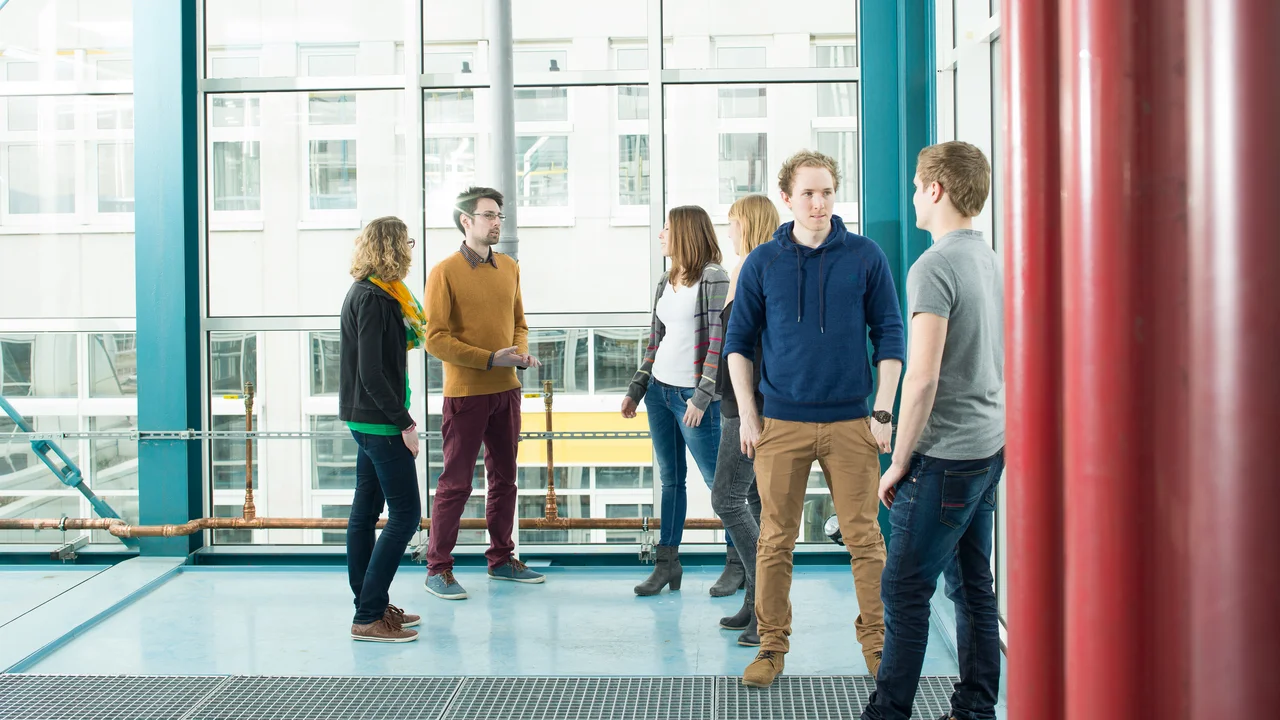 Studierende stehen zusammen im Campusgebäude der TH Bingen