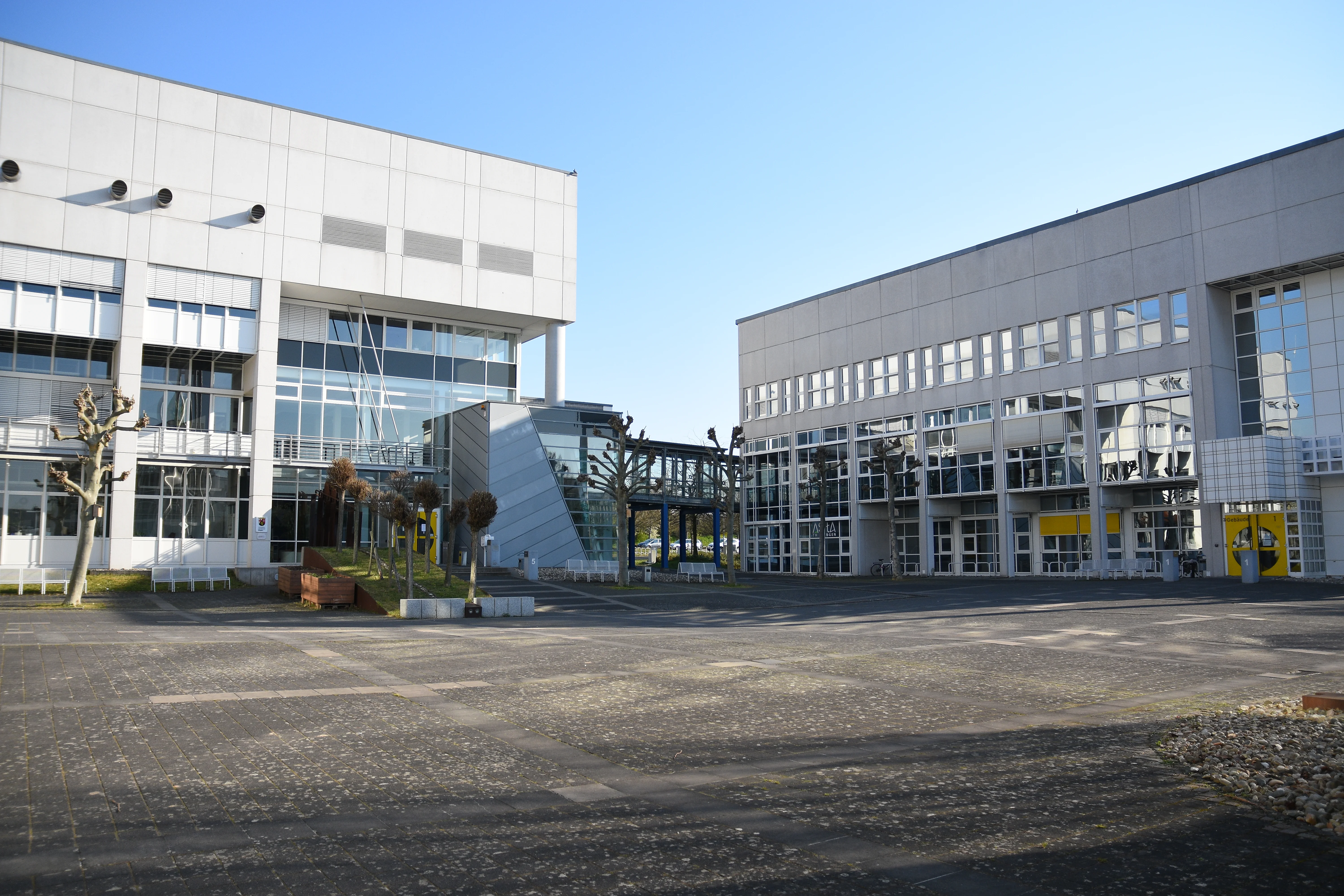 Das Bild zeigt den Innenhof des Campus der Technischen Hochschule Bingen.