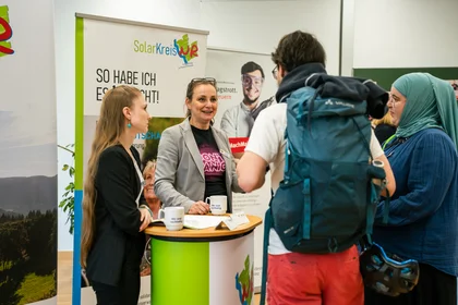 Beratungssituation an einem Stand während der Umweltmesse.