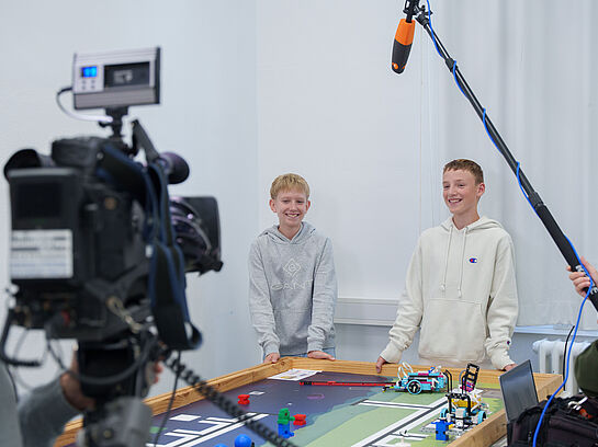 Schülerteam erreicht WRO-Weltfinale – ZDF und SWR drehen in TH-Robotiklabor Schülerteam erreicht WRO-Weltfinale – ZDF und SWR drehen in TH-Robotiklabor
