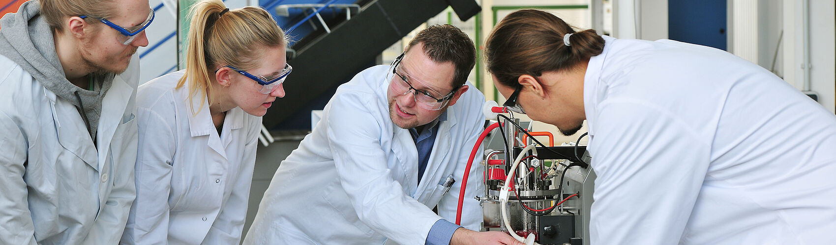 Professor Muffler im Gespräch mit Studierenden am Bioreaktor