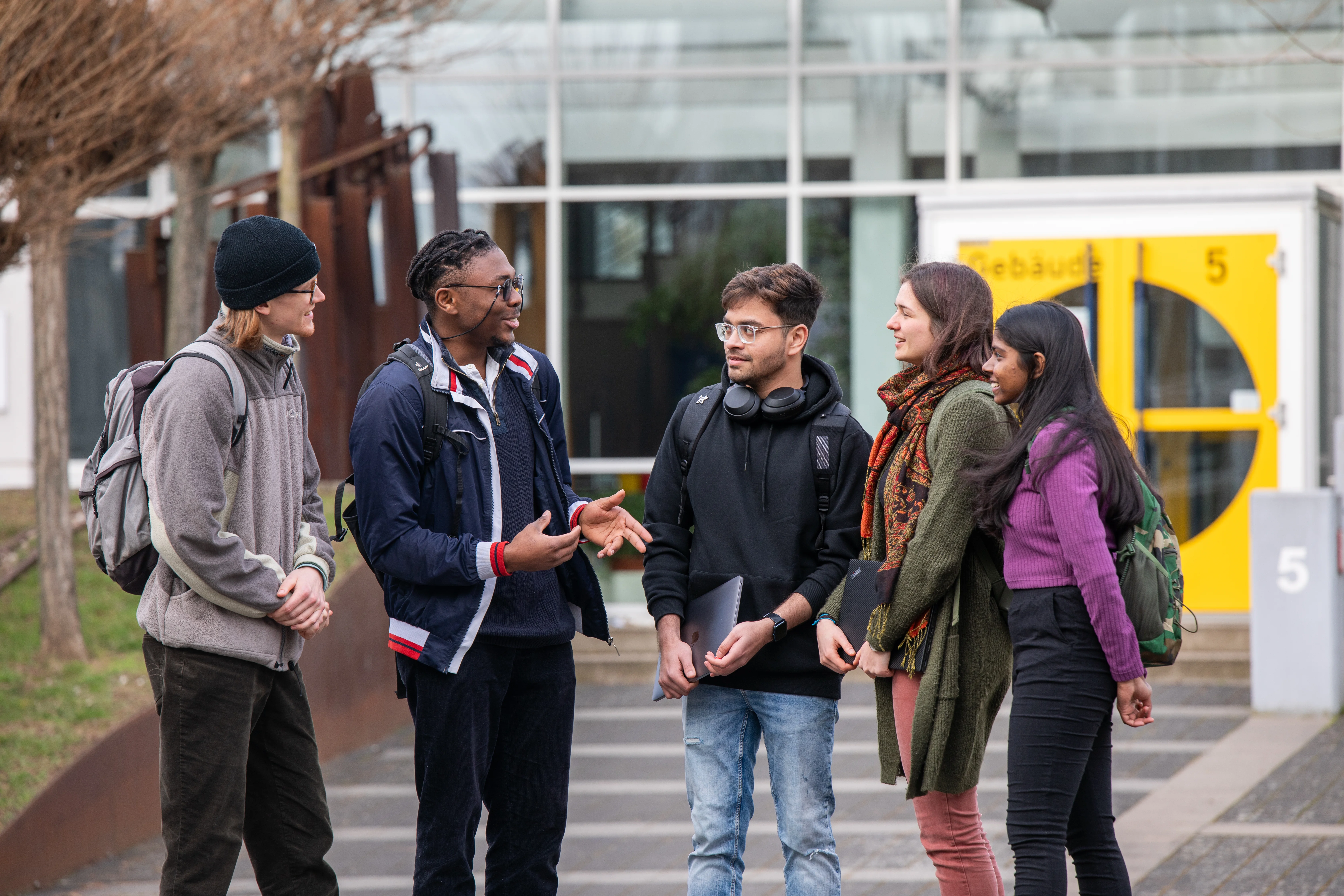 Studierende auf dem Campus