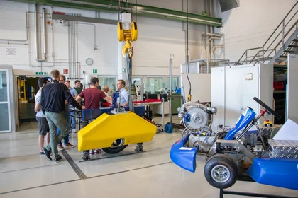 Besucher des Netzwerktreffens im Fahrzeuglabor 
