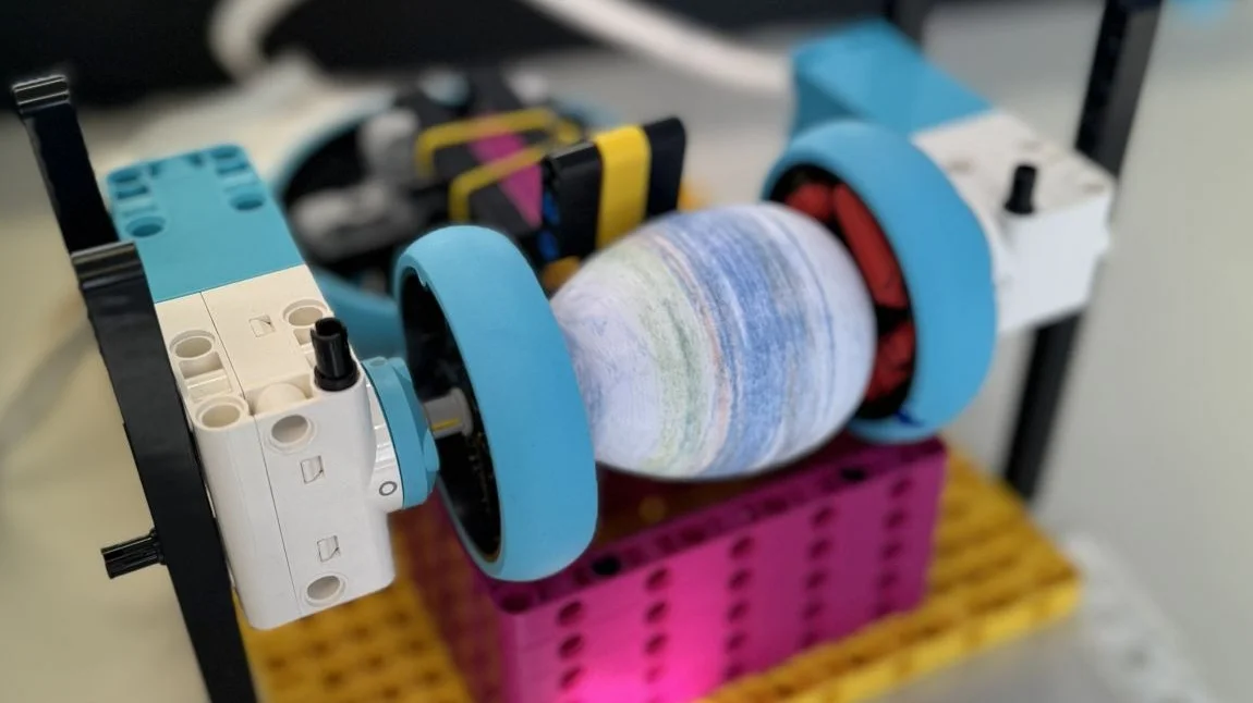 Eine Lego-Maschine, in die ein Ei gespannt ist