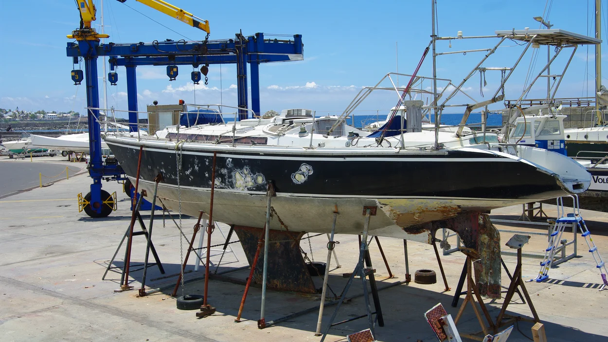 Boot mit Verunreinigungen aus dem Meer