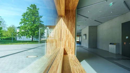 Blick von der Sitzbank am Panoramafenster halb in den Hof, halb in Gebäude 8
