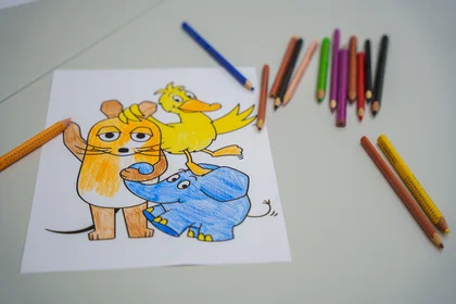 Halb ausgemaltes Bild von Maus, Ente und Elefant mit Buntstiften