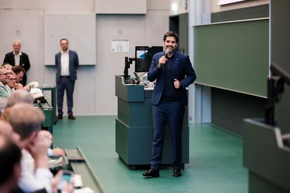 Mann hält Rede am Lehrpult