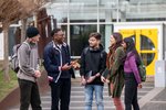 Gruppe Studierender auf dem Campus im Herbst