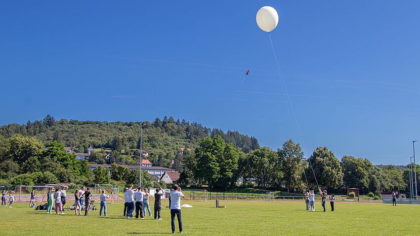 Völlig losgelöst: Schüler*innen lassen selbst gebauten Wetterballon steigen Völlig losgelöst: Schüler*innen lassen selbst gebauten Wetterballon steigen