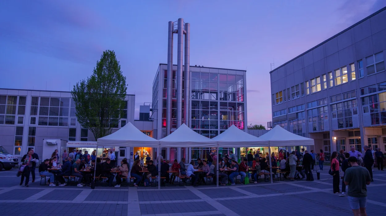 Innenhof TH Bingen bei einbrechender Dunkelheit 