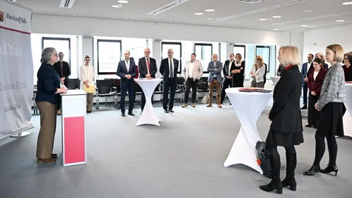 Prof. Dr. Antje Krause spricht vor den geladenen Gäst:innen