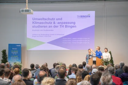 Studierende stellen die Studiengänge Umweltschutz und Klimaschutz- und Klimaanpassung