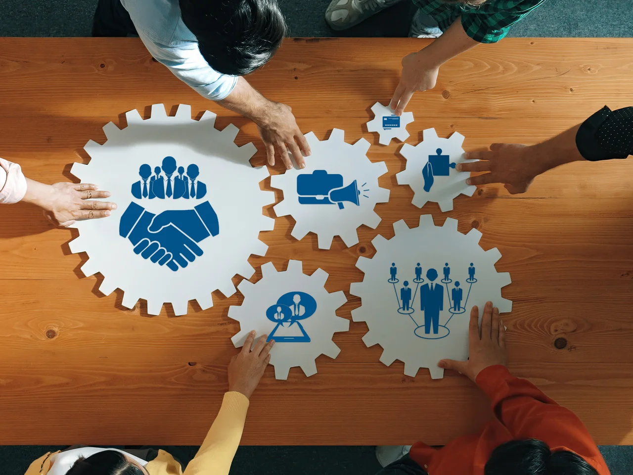 gebastelte Zahnräder mit Figuren und Symbolen