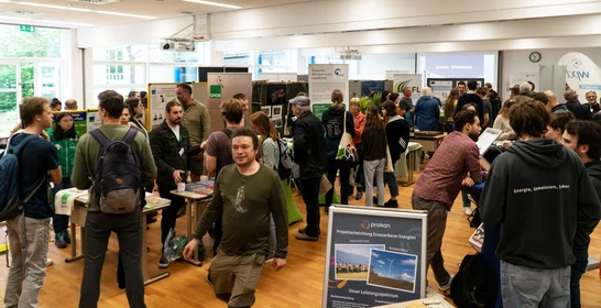 Das Bild zeigt Besucher*innen der Umweltmesse der TH Bingen