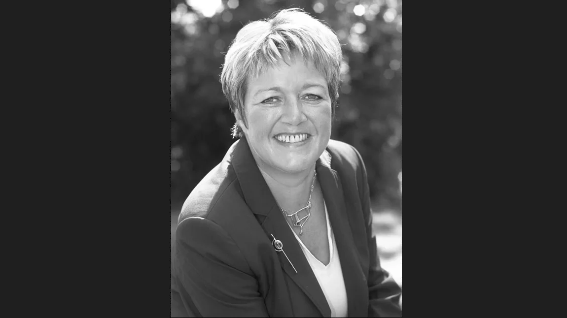 Bild in schwarz-weiß mit lachender Frau mit Kurzhaarschnitt