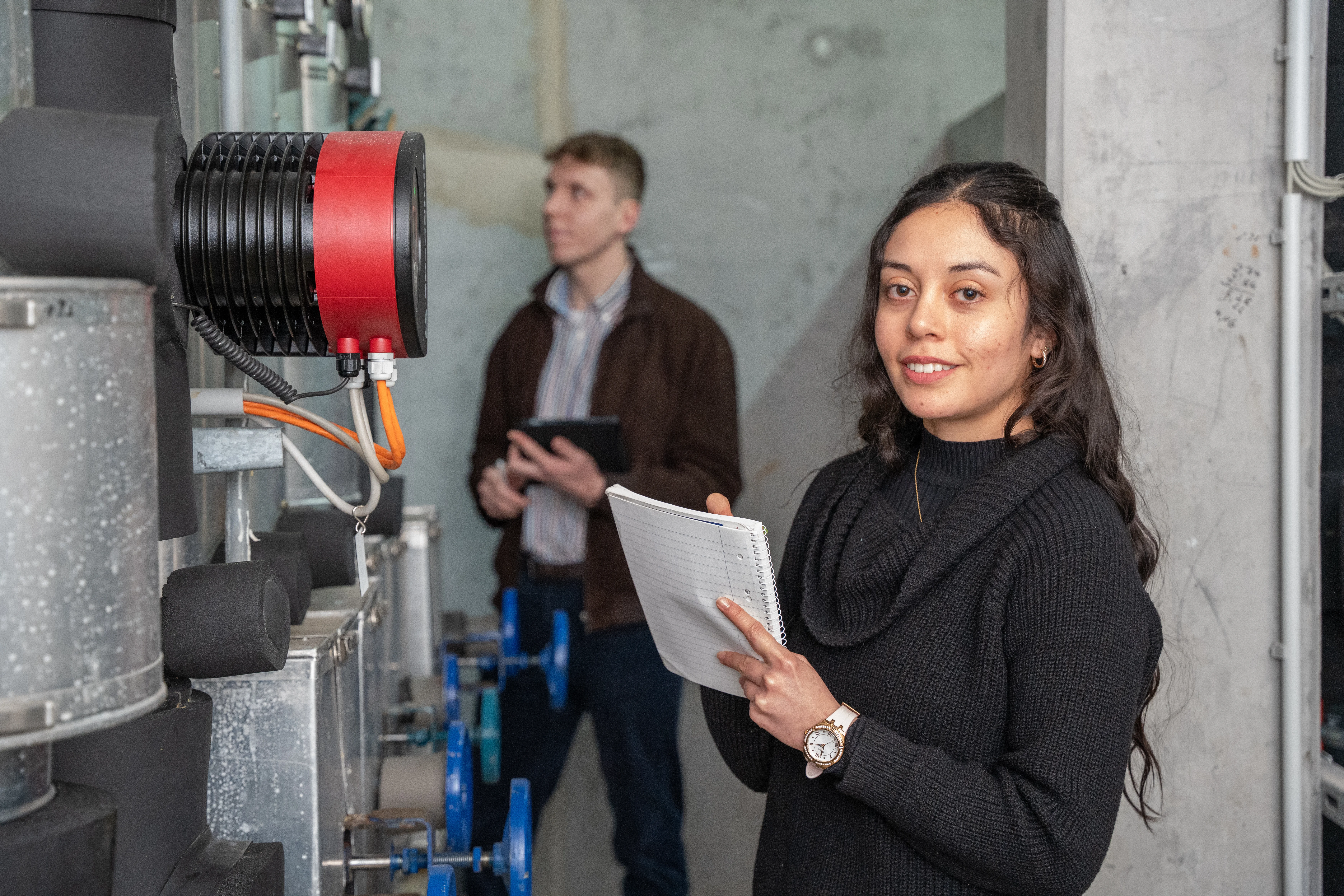 Zwei Studierende arbeiten im Heizungsraum der TH Bingen.