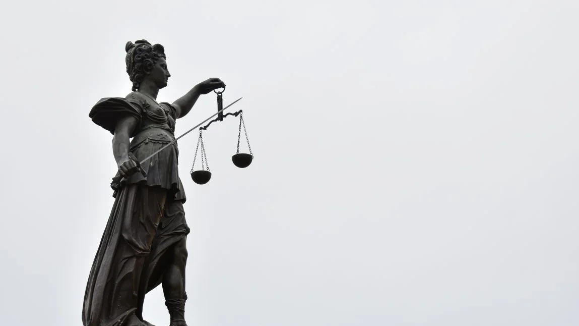 Statue mit Waage und verbundenen Augen