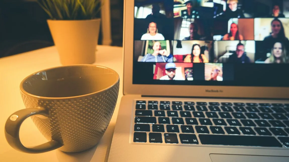 Kaffee und Meeting am Laptop