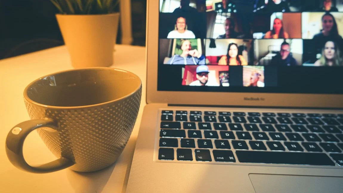 Kaffee und Meeting am Laptop