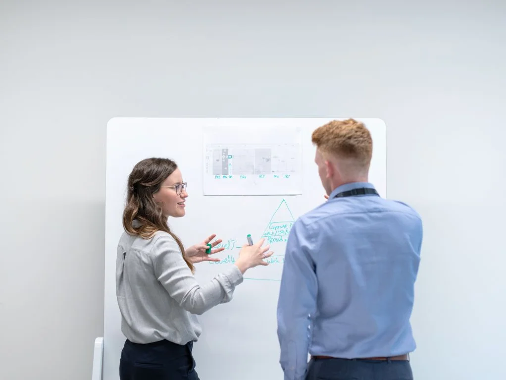 Frau und Mann vor Whiteboard