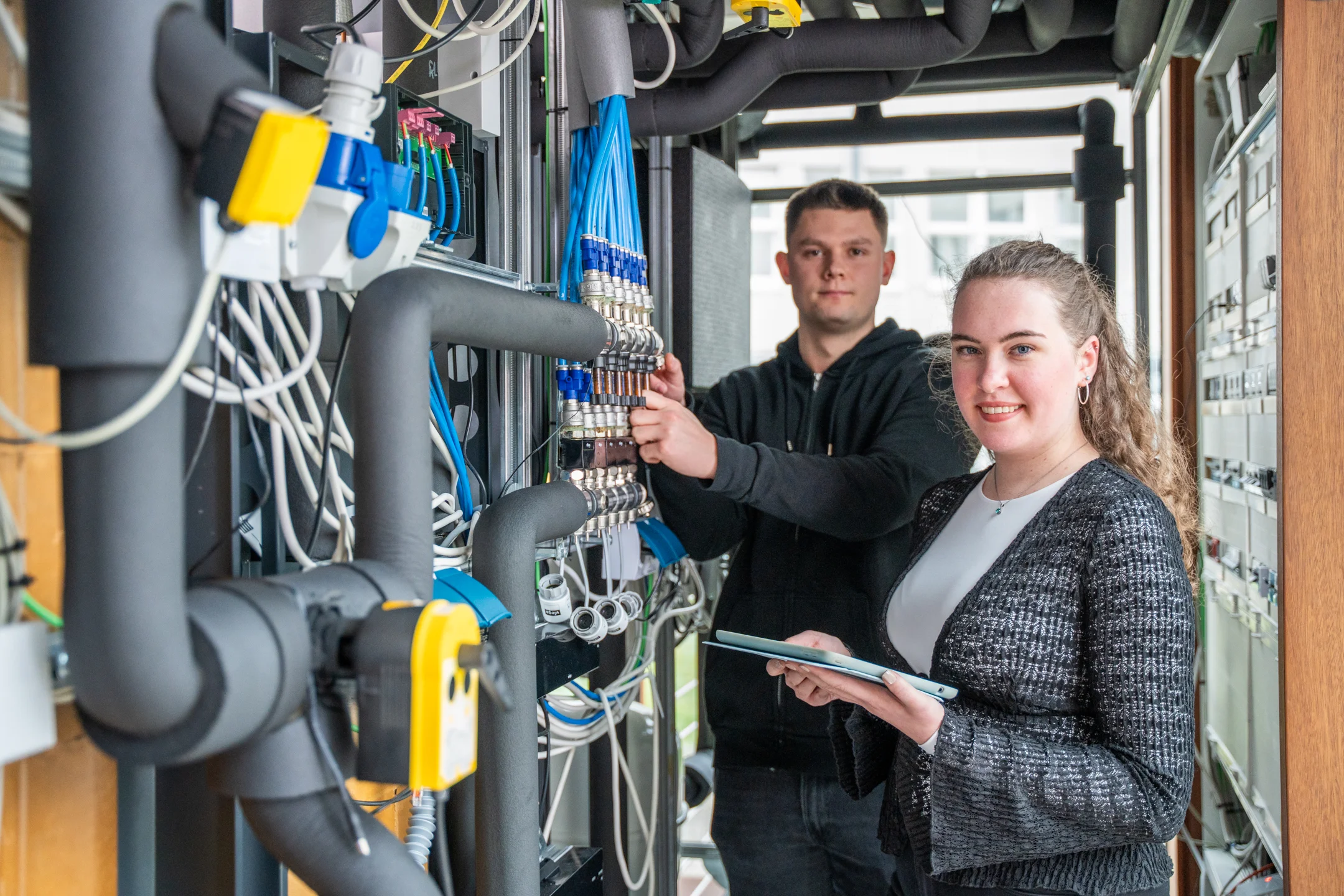 Das Bild zeigt eine Studentin und einen Studenten im Tiny House der Technischen Hochschule Bingen.