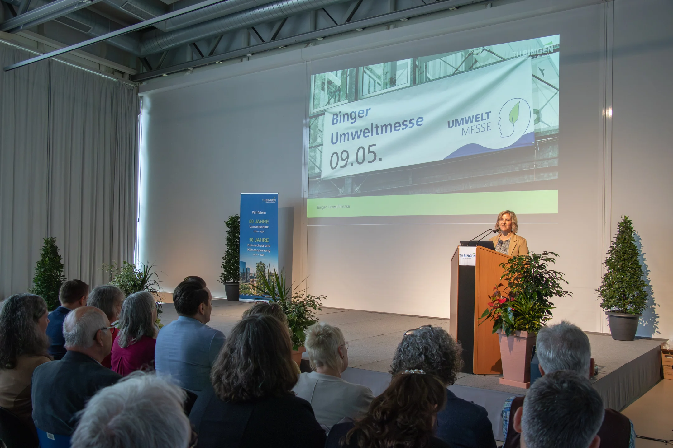 Klimaschutzministerin von RLP Katrin Eder trägt vor beim Jubiläum 50 Jahre Umweltschutz