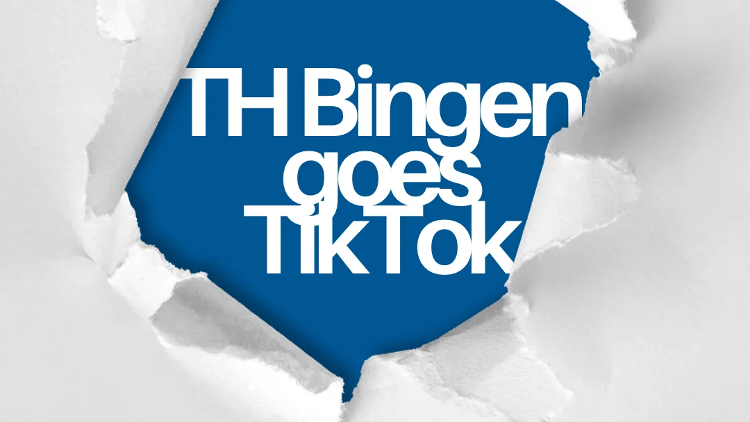 Aufgerissenes weißes Blatt, darunter weiß auf blau: TH Bingen goes TikTok