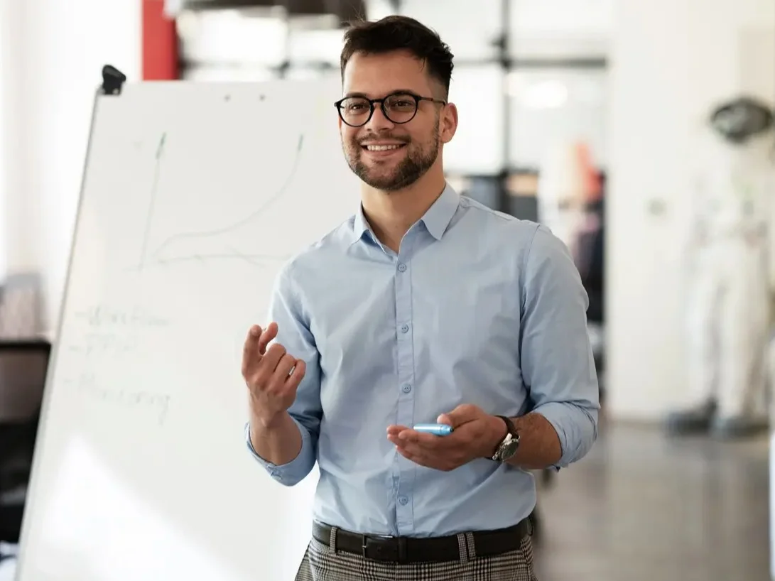 Mann präsentiert am Whiteboard