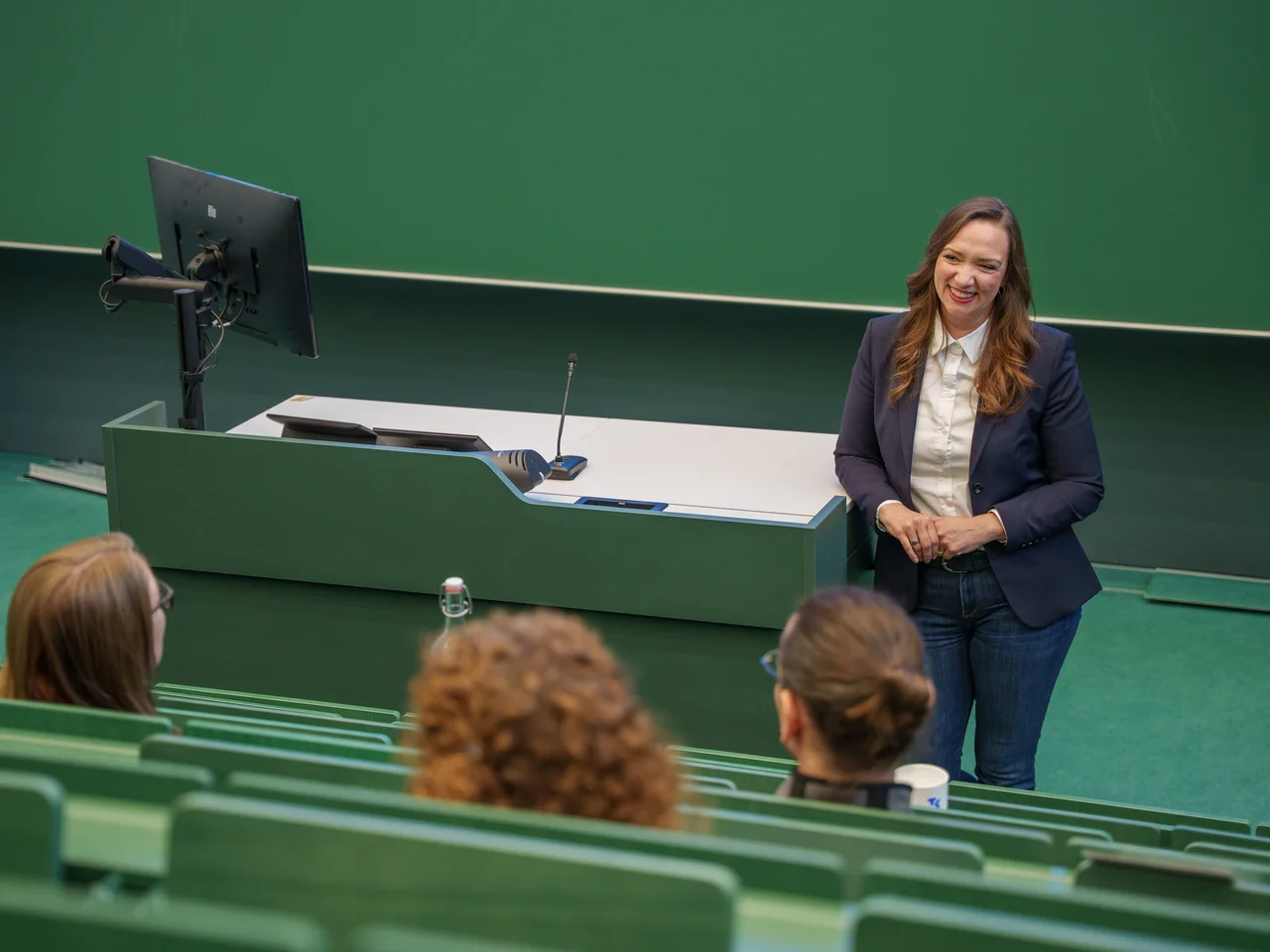 Frau Wagner bei einer Vorlesung im TH-Audimax.