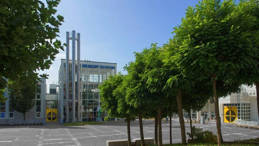 Der TH Campus im Sommer: Ein paar Bäume, ein paar Gebäude, gutes Wetter.