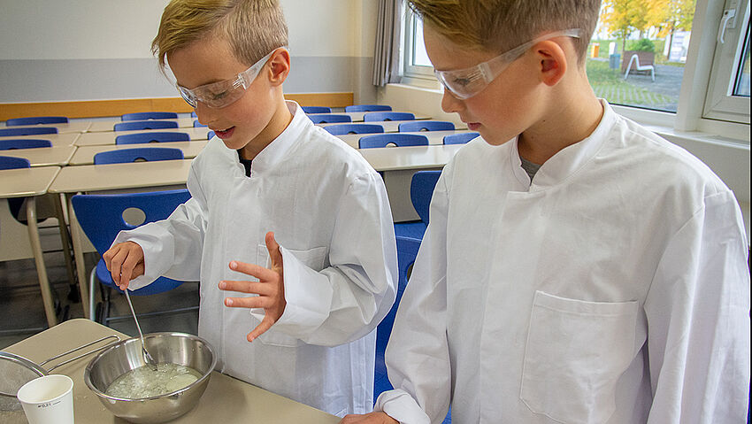 Kinder entdecken die Welt der Wissenschaft