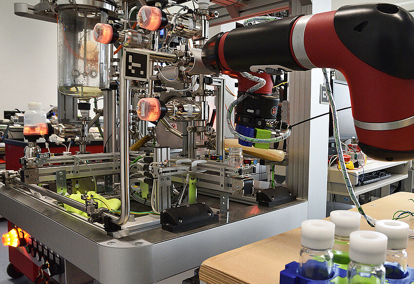 Cyber-physische Modellfabrik mit Roboterarm auf Hannover Messe