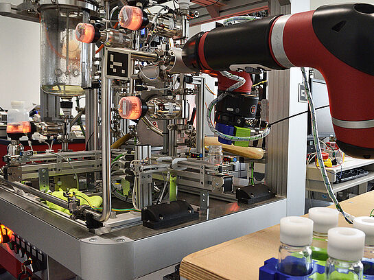 Cyber-physische Modellfabrik mit Roboterarm auf Hannover Messe