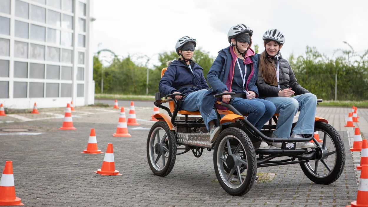 Vier Schüler*innen auf einem Fahrzeug bei Girls' Day an der TH Bingen