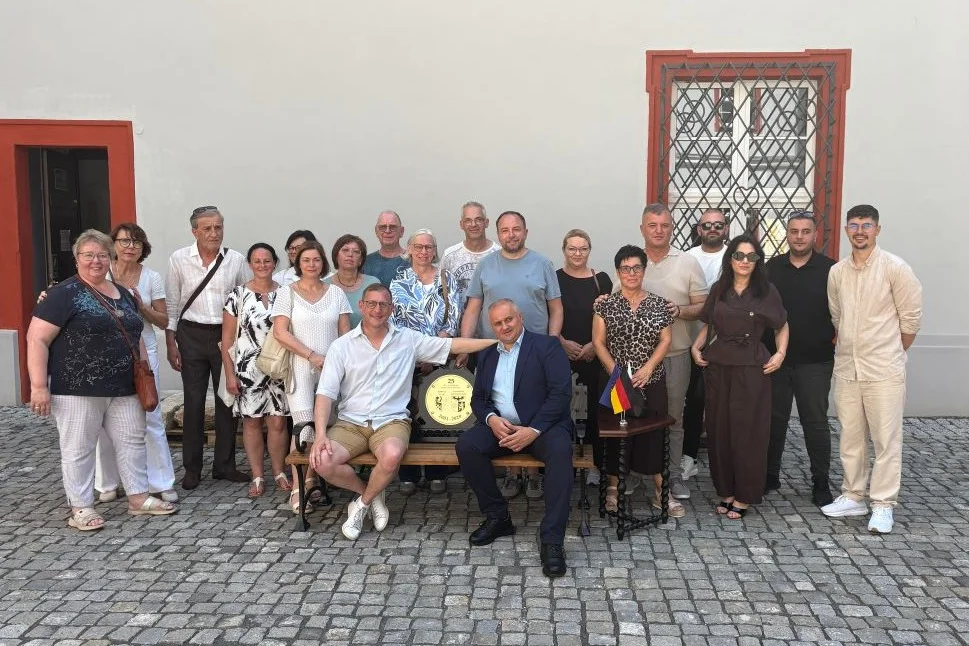 Gruppenbild vor einem hellen Gebäude