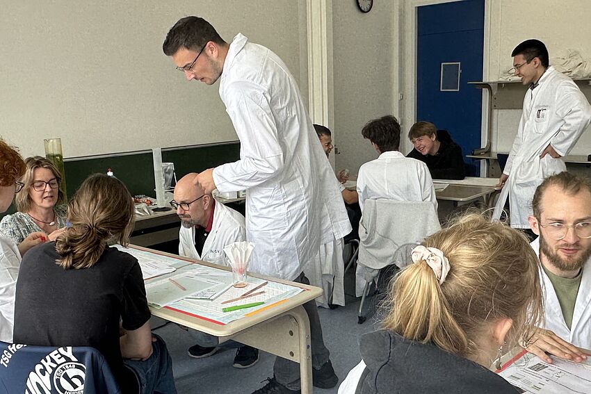 Schule im Labor: Chemie-Rätsel und die verborgene Welt der Zellen